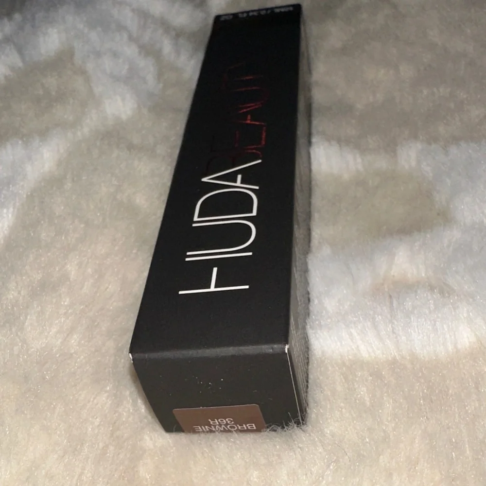 HUDA BEAUTY The Overachiever Concealer in 36R Brownie NEW